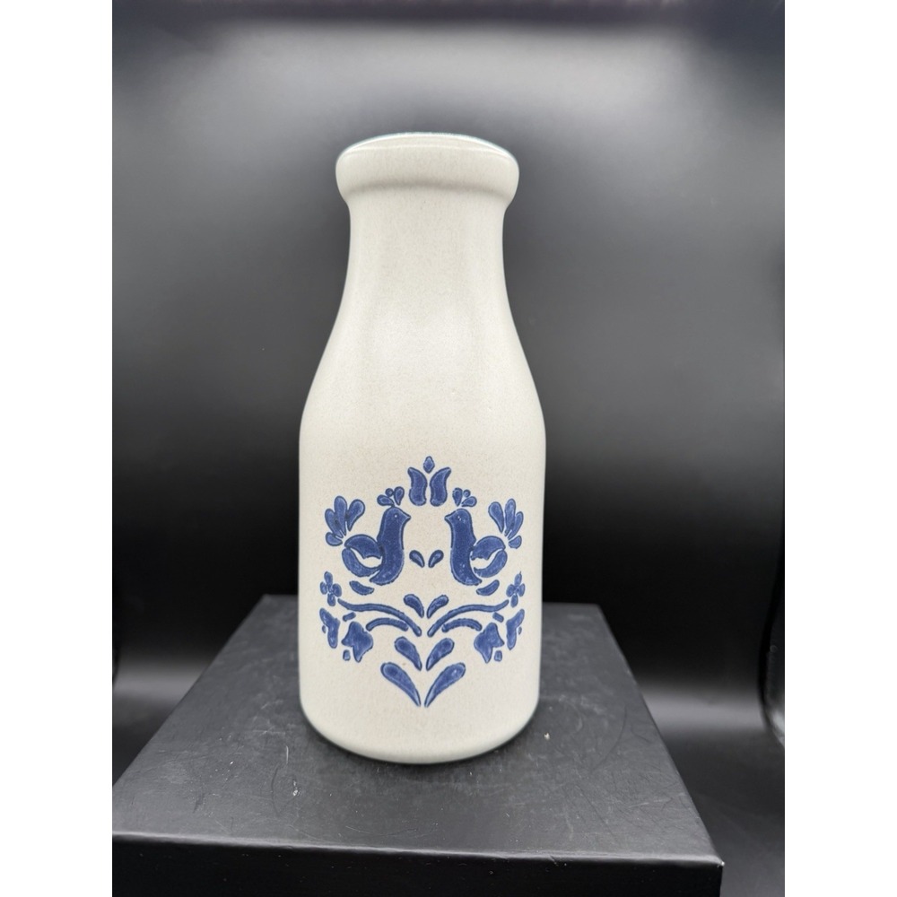 🕊️ Pfaltzgraff Yorktowne Stoneware Milk Bottle Vase w/ Blue Lovebirds 🕊️💙